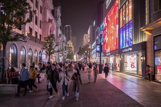 지난달 28일 중국 후베이성 우한의 번화가에서 시민들이 쇼핑을 즐기고 있다. 우한=EPA 연합뉴스