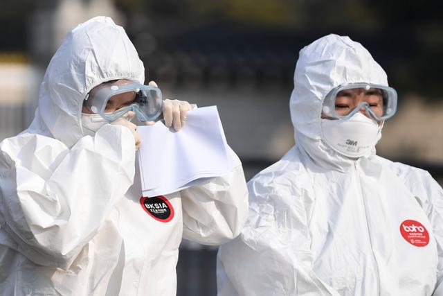 전국보건의료산업노동조합이 청와대 앞에서 코로나19 전담병원의 열악한 근무환경 개선을 요구하는 기자회견을 연 12일 오전 전담병원 간호사가 발언을 마치고 눈물을 흘리고 있다. 이한호 기자