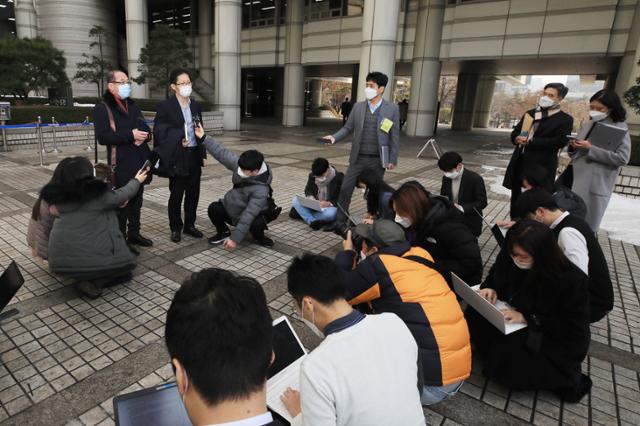 2000년 전북 익산에서 발생한 약촌오거리 살인사건의 범인으로 몰려 10년간 억울한 옥살이를 했던 최모 씨가 국가를 상대로 낸 손해배상 청구 소송에서 승소했다. 사건의 재심을 맡은 박준영 변호사와 진범을 체포했던 황상만 전 군산경찰서 형사반장이 이날 선고공판을 마친 뒤 기자회견을 하고 있다. 뉴스1