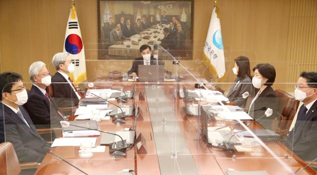 이주열 한국은행 총재가 15일 오전 서울 중구 한국은행에서 열린 금융통화위원회 본회의에서 회의를 주재하고 있다. 한국은행 제공