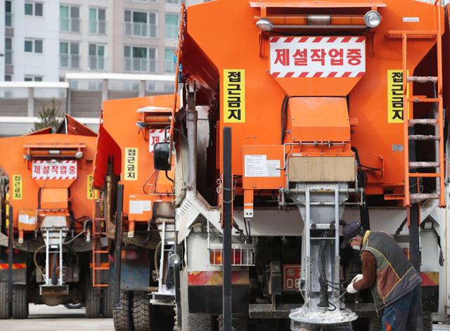 수도권과 강원 영서 남부 등에 대설예비특보가 발표된 17일 경기 수원시 영통구 제설장비창고에서 관계자들이 제설차 등 제설 장비를 점검하고 있다. 연합뉴스