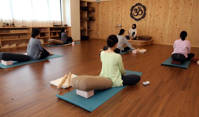 헬스장을 포함한 실내체육시설 영업이 재개된 18일 오후 경기도 김포시 풍무동 꿈쿠라요가에서 회원들이 요가를 하고 있다. 뉴스1