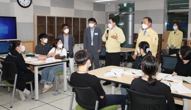 주낙영 경주시장이 서정원 경주교육장과 함께 지난해 6월 11일 첫 신입생 60명을 선발한 경주시 감포읍 소재 한국국제통상마이스터 고등학교를 찾아 학교 운영 및 시설방역 현장을 점검하고 있다. 경주시 제공