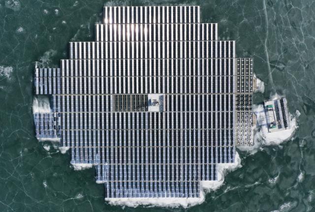 경기 안성시 금광저수지에 설치된 수상 태양광 발전소. 연합뉴스