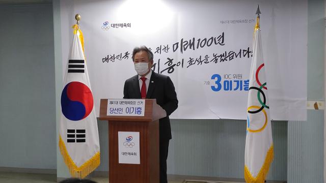 이기흥 대한체육회장이 18일 송파구 한국유도원에 마련된 선거사무소에서 재선 성공에 대한 소감을 밝히고 있다. 이기흥 선거캠프 제공