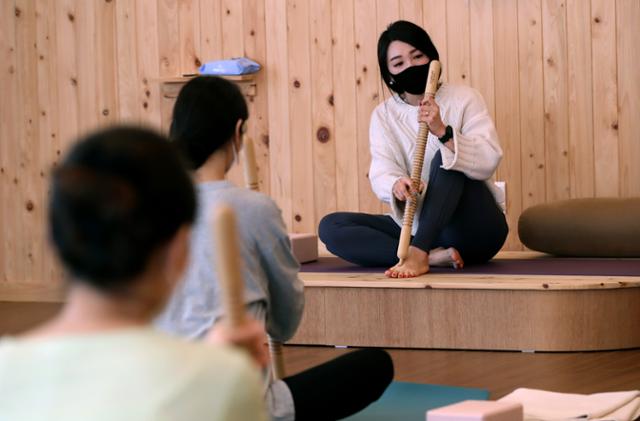 헬스장을 포함한 실내체육시설 영업이 재개된 18일 오후 경기도 김포시 풍무동 꿈쿠라요가에서 회원들이 요가를 하고 있다. 뉴스1