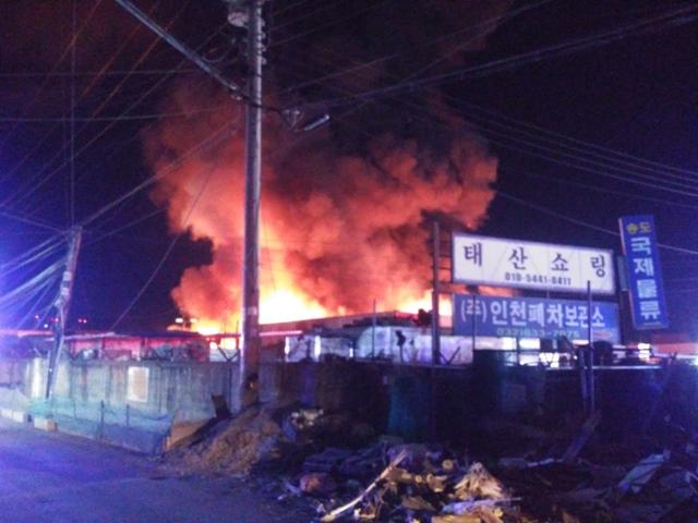 19일 오전 2시 20분쯤 인천 연수구 옥련동 한 중고차수출단지에서 큰 폭발음과 함께 불이 나 약 5시간만에 꺼졌다. 인천소방본부 제공