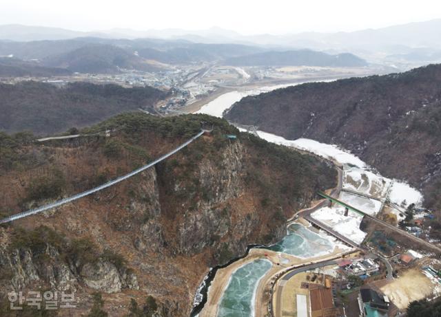 원주 간현역 인근 소금산 출렁다리 아래로 삼산천이 그림처럼 산자락을 휘감아 돌아간다. 소금산 출렁다리는 현재 코로나19 상황이 나아질 때까지 출입이 통제된 상태다.