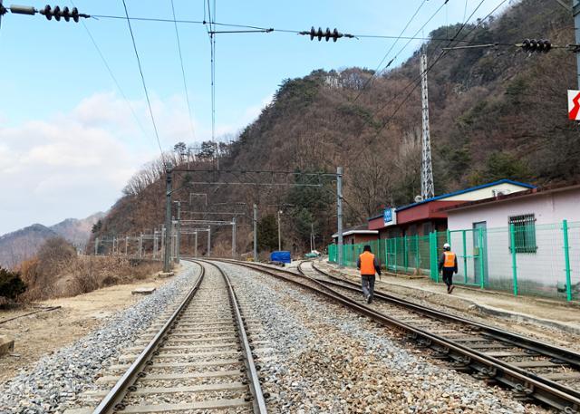 원주에서 치악산을 넘어가는 산자락에 위치한 치악역.