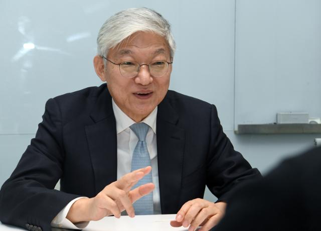 18일 오후 한국일보 본사 16층에서 윤덕민 전 국립외교원장이 새로 출범하는 미 바이든 정부의 정책과 대한민국의 정책이 나아가야 할 방향성에 대해 인터뷰하고 있다. 왕나경 인턴기자.