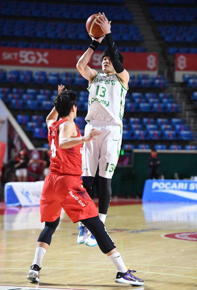 원주 DB 윤호영이 20일 잠실학생체육관에서 열린 서울 SK전에서 슛을 쏘고 있다. KBL 제공