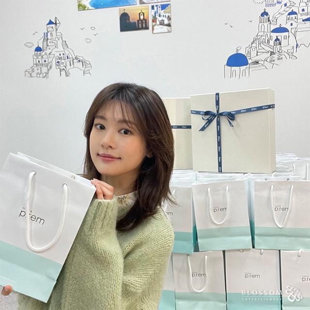 정소민이 ‘월간 집’ 촬영장에 통 큰 선물을 전달했다. 블러썸 엔터테인먼트 제공