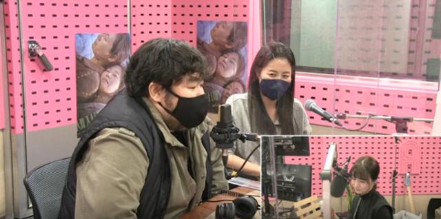 이승원(왼쪽) 문소리(오른쪽)가 SBS 파워FM '박하선의 씨네타운'에서 게스트로 활약했다. 보이는 라디오 캡처