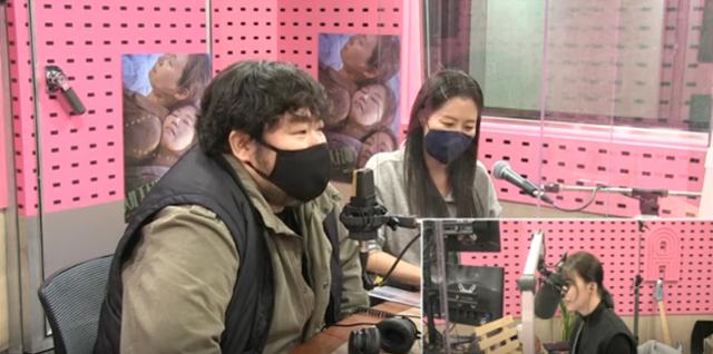 이승원(왼쪽)과 문소리(오른쪽)가 SBS 파워FM '박하선의 씨네타운'에서 '세자매'에 대해 이야기했다. 보이는 라디오 캡처