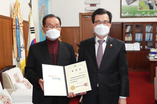 김윤석(왼쪽) 전 광주광역시 부시장이 21일 이시종 충북지사로부터 2027 하계유니버시아드 충청권 유치추진단장 위촉장을 받았다. 김 단장은 충청권 4개 시도가 공동 추진하는 대회 유치 업무를 총괄한다. 충북도 제공