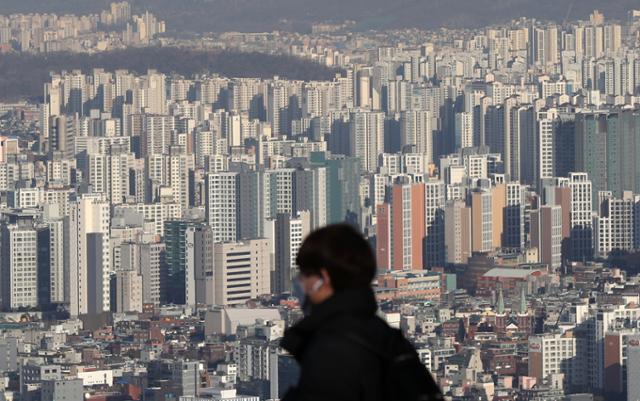 19일 서울 중구 남산에서 바라본 도심 아파트 단지 모습. 뉴스1