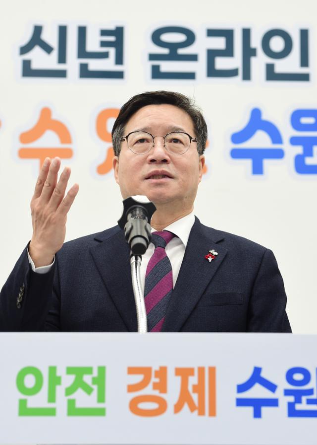 염태영 수원시장이 21일 오후 시청 브리핑룸에서 비대면 신년 브리핑을 하고 있다. 수원시 제공