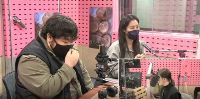 이승원(왼쪽) 문소리(오른쪽)가 SBS 파워FM '박하선의 씨네타운'에서 입담을 뽐냈다. 보이는 라디오 캡처