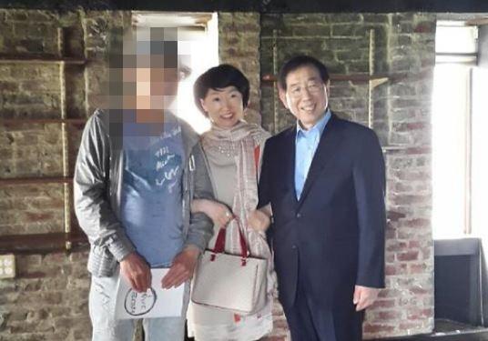 진혜원 서울동부지검 부부장검사가 지난 7월 자신의 SNS에 고 박원순 전 서울시장과 팔짱을 낀 사진을 올렸다. 진 검사 페이스북 캡처