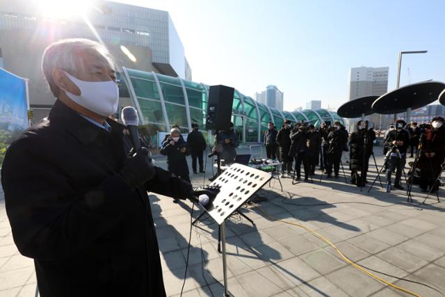 전광훈 사랑제일교회 목사가 21일 오전 대구 동구 동대구역 광장에서 열린 전국순회기자회견에서 발언하고 있다. 뉴스1