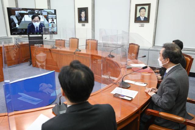 이낙연(왼쪽에서 두번째) 더불어민주당 대표가 22일 국회에서 플랫폼기업 이익공유제를 위한 화상간담회를 하고 있다. 뉴시스