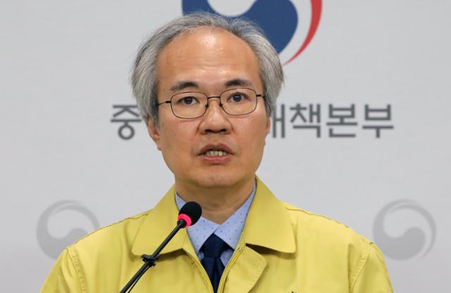 권준욱 중앙방역대책본부(방대본) 제2부본부장이 지난해 5월 28일 충북 청주시 오송 질병관리청 브리핑실에서 코로나19 국내 발생현황을 발표하고 있다. 뉴스1