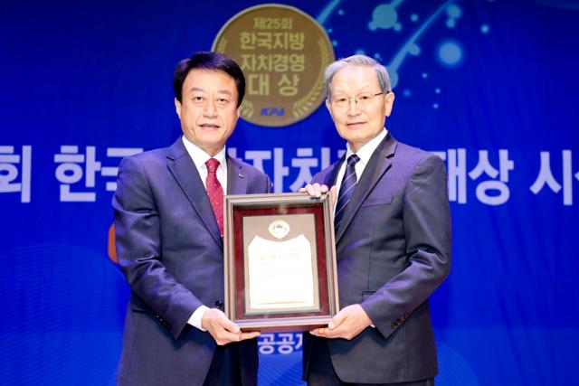 합천군은 지난해 '제25회 한국지방자치경영대상' 군(郡)부 1위인 종합대상을 수상했다. 문준희(왼쪽) 합천군수가 영예의 대상을 수상한 뒤 기념 촬영을 하고 있다. 합천군 제공