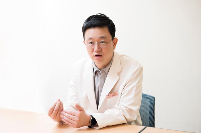 채병주 삼성서울병원 유방외과 교수는 "유방암에 걸려도 수술이 크게 발전해 유방을 모두 잘라내기보다 부분 절제하는 수술이 대부분을 이루고, 특히 겨드랑이 림프절까지 보존할 수 있게 됐다"고 했다. 삼성서울병원 제공