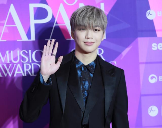 가수 강다니엘이 '2020 APAN MUSIC AWARDS' 톱10 트로피를 안았다. 2020 APAN AWARDS 조직위원회 제공