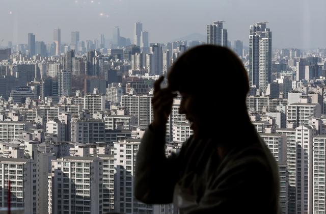 지난 24일 오후 서울 송파구 롯데월드타워 전망대 서울스카이에서 서울 시내 아파트 단지가 보이고 있다. 뉴시스