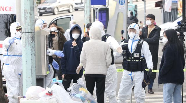 대전 중구 대흥동에 위치한 비인가 IEM국제학교에서 학생과 교직원 등 127명이 신종 코로나바이러스 감염증(코로나19) 확진 판정을 받았다. 25일 IEM국제학교에서 확진자들이 충남 아산 생활치료센터에 입소하기 위해 차량으로 이동하고 있다. 뉴스1