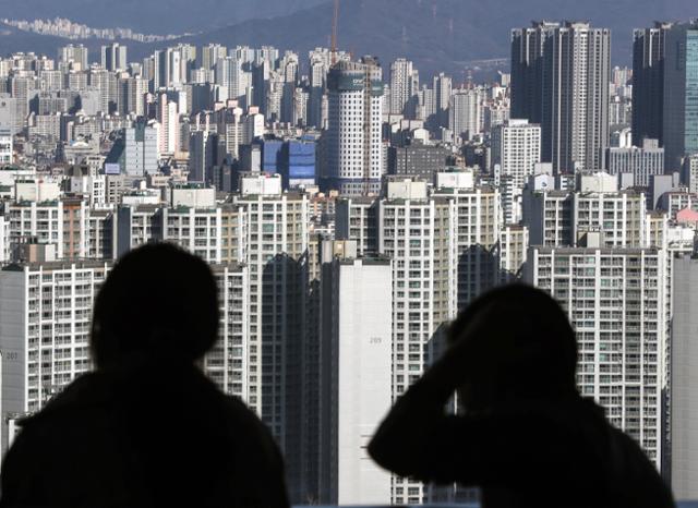 24일 오후 서울 송파구 롯데월드타워 전망대 서울스카이에서 서울 시내 아파트 단지가 보이고 있다. 뉴시스