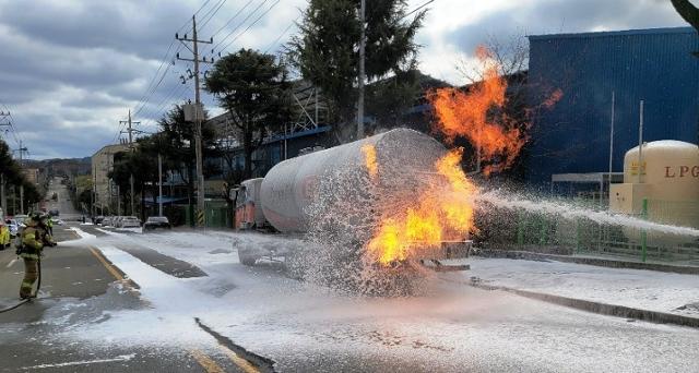 소방대원들이 25일 오전 11시 25분쯤 남구 옥명리 도로에서 불이 난 액화석유가스(LPG) 탱크로리에 진화 작업을 하고 있다. 포항남부소방서 제공