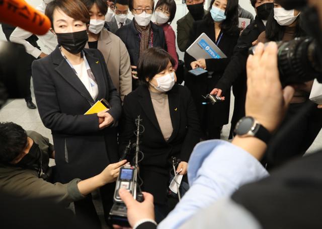 정의당 젠더인권본부를 맡고 있는 배복주 부대표가 25일 국회 소통관에서 김종철 대표의 성추행 사건 관련 긴급기자회견을 마친 뒤 기자들의 질문을 받고 있다. 왼쪽은 정호진 대변인. 뉴시스