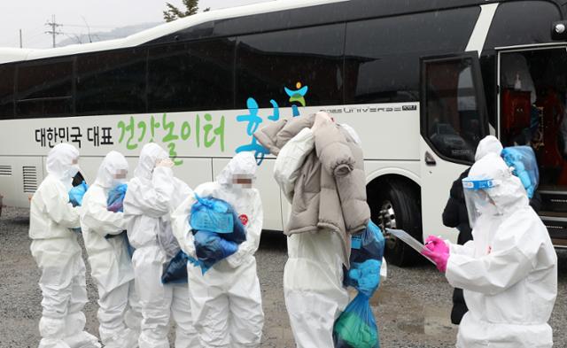 26일 신종 코로나바이러스 감염증(코로나19) 확진 판정을 받은 대전 IEM국제학교 수련생들이 강원 홍천군의 한 교회에서 생활치료센터로 가는 버스로 발걸음을 옮기고 있다. 연합뉴스