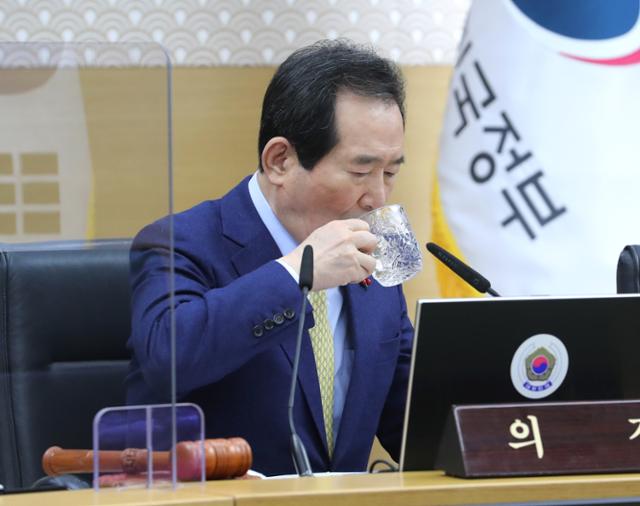 정세균 국무총리가 26일 정부세종청사에서 열린 국무회의를 주재하기에 앞서 물을 마시고 있다. 연합뉴스