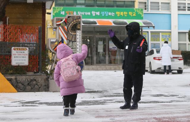 지난 7일 제주중앙초등학교 앞에서 한 어린이가 등교하고 있다. 연합뉴스