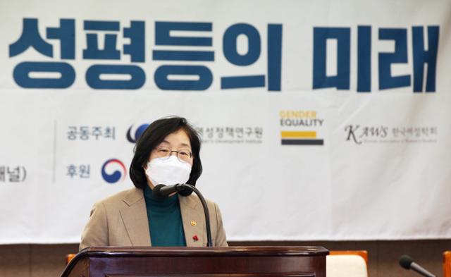 이정옥 전 여성가족부 장관이 지난해 12월 16일 서울 중구 한국프레스센터에서 열린 '한국여성정책연구원 양성평등정책포럼'에 참석해 축사를 하고 있다. 여성가족부 제공