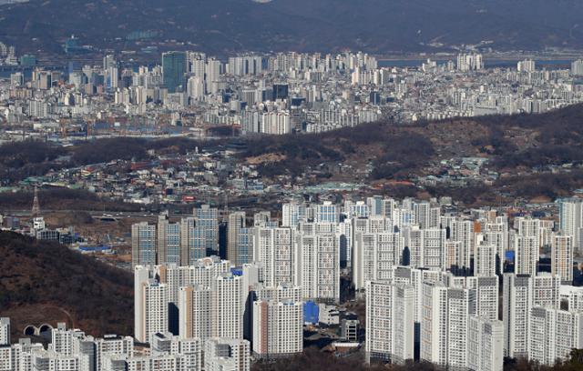 24일 오후 경기 광주시 남한산성에서 바라본 수도권 아파트 단지의 모습. 뉴스1