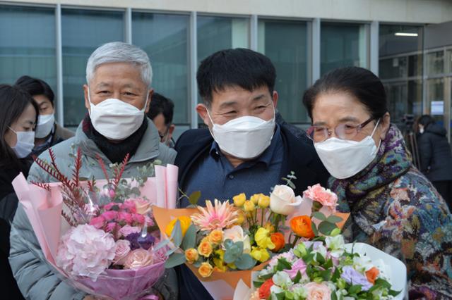 지난해 12월 17일 오후 경기 수원시 영통구 수원지방법원에서 열린 이춘재 연쇄살인 8차 사건 재심 선고공판에서 재심 청구인 윤성여 씨가 무죄를 선고받고 법원 청사를 나와 지인들의 축하를 받고있다. 사진공동취재단