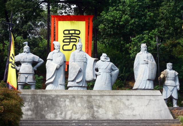 삼국성의 인물 석상 중 촉나라 깃발과 유비, 제갈량, 관우, 장비, 조운. ⓒ최종명