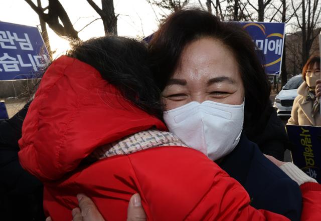 추미애 법무부 장관이 27일 오후 정부과천청사에서 열린 이임식을 마치고 청사를 나서며 정문 부근에서 차량에서 내려 지지자들과 인사하고 있다. 과천=연합뉴스