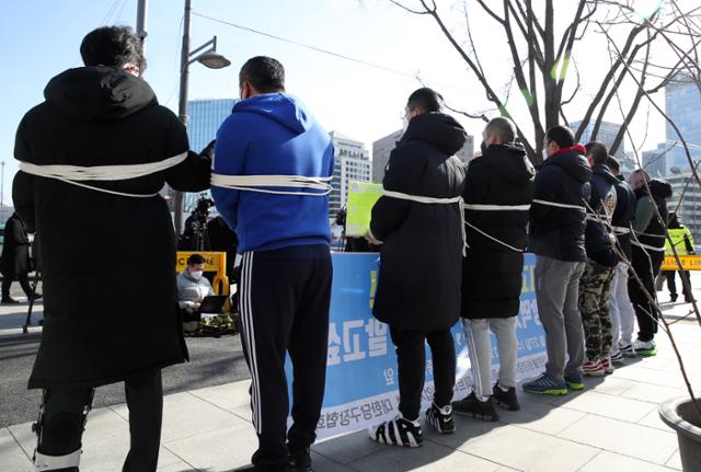 대한피트니스경영자협회 등 실내체육시설 업주들이 27일 서울 종로구 세종대로 정부서울청사 앞에서 정부의 방역지침 기준에 반발하는 기자회견을 하고 있다. 이들은 영업 제한 등 방역조치가 업종별 형평성이나 현실에 맞지 않는다고 지적하며, 방역 당국에 정식 면담을 요청했다. 연합뉴스