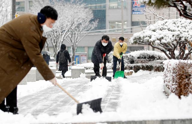 지난 18일 오전 광주 북구청 광장에서 구청 직원들이 출근길 제설작업을 하고 있다. 광주 북구청 제공