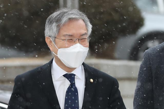 조국 전 법무부장관 아들의 허위 인턴 증명서를 발급해준 혐의를 받는 최강욱 열린민주당 대표가 1심 선고 공판에 출석하기 위해 28일 서울 서초구 서울중앙지법으로 들어서고 있다. 뉴시스