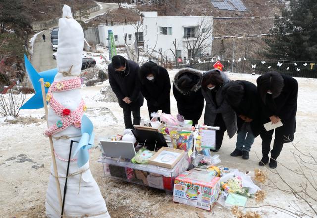 정춘숙(왼쪽 세 번째) 위원장을 비롯한 국회 여성가족위원회 소속 더불어민주당 의원들이 11일 오전 경기도 양평군 서종면 하이패밀리 안데르센 공원묘원에 안치된 아동학대로 사망한 고(故) 정인양의 묘지를 찾아 추모하고 있다. 양평=뉴시스