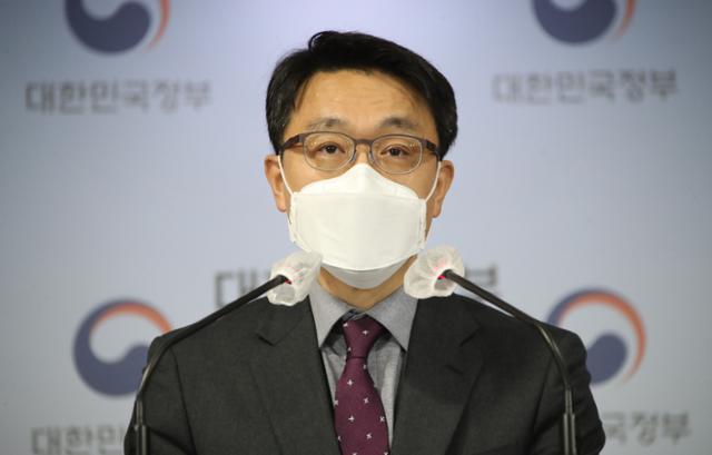 김진욱 고위공직자범죄수사처 처장이 28일 오후 정부서울청사 브리핑실에서 차장과 수사처 검사 인선 등에 관한 입장을 발표하고 있다. 연합뉴스