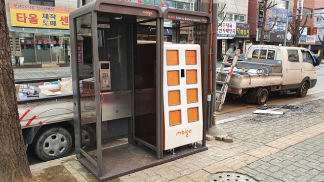 전기이륜차 공유 배터리 교환 스테이션이 다음달 중 성남시 중원구 금광1동 공중전화부스에 시범 설치될 예정이다. 성남시 제공