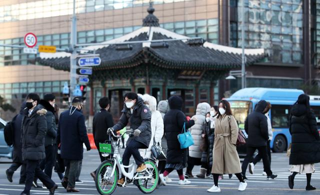 전국 대부분 지역에 한파특보와 강풍특보가 발효된 29일 오전 서울 종로구 광화문네거리에서 시민들이 잔뜩 움츠린 채 출근길 발걸음을 재촉하고 있다. 기상청은 강풍을 동반한 이번 추위가 주말 낮부터 영상권을 회복하며 누그러질 것으로 예보하고 있다. 뉴스1