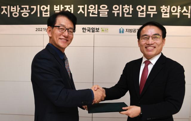 이영성(왼쪽) 한국일보 사장과 최치국 지방공기업평가원 이사장이 29일 오전 11시 서울 중구 한국일보사 대회의실에서 ‘지방공기업 발전 지원을 위한 업무 협약’을 체결했다. 평가원은 지방공기업에 대한 정책연구, 평가, 교육 훈련을 지원하는 행정안전부 산하기관으로 본사와 함께 향후 지방공기업 역량 강화와 지역경제 활성화 등을 위한 다양한 행사를 펼칠 예정이다. 고영권기자